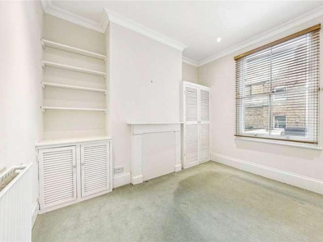 Flat for sale in Clapham Junction, Greater London