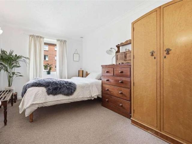 Flat for sale in Alton Barnes, Essex
