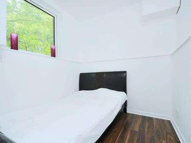 Flat for sale in North Sheen, Greater London