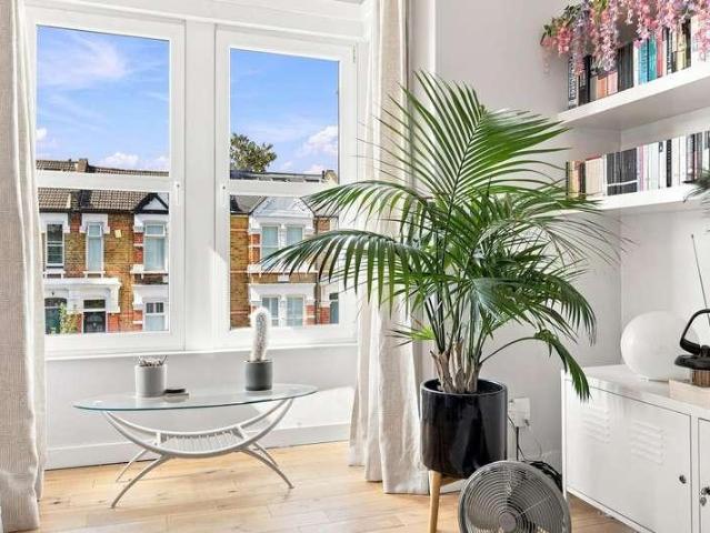 Flat for sale in Wanstead, Greater London