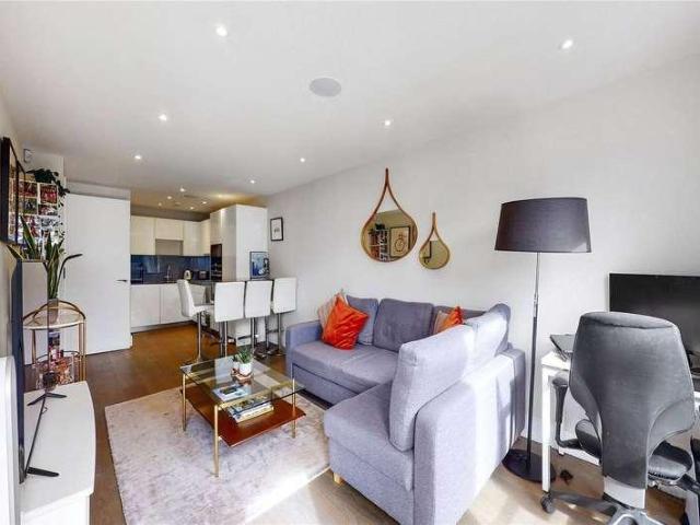 Flat for sale in London Borough of Hackney, Greater London