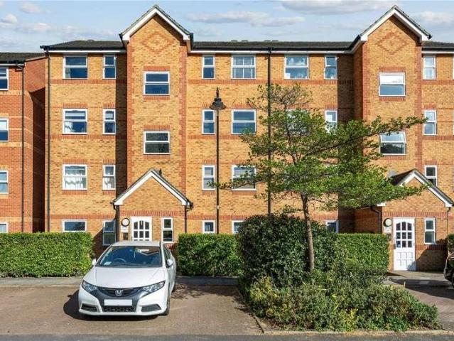 Flat for sale in Furzedown, Greater London