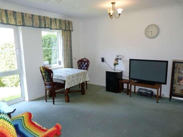Flat for sale in Bromstone, Acol