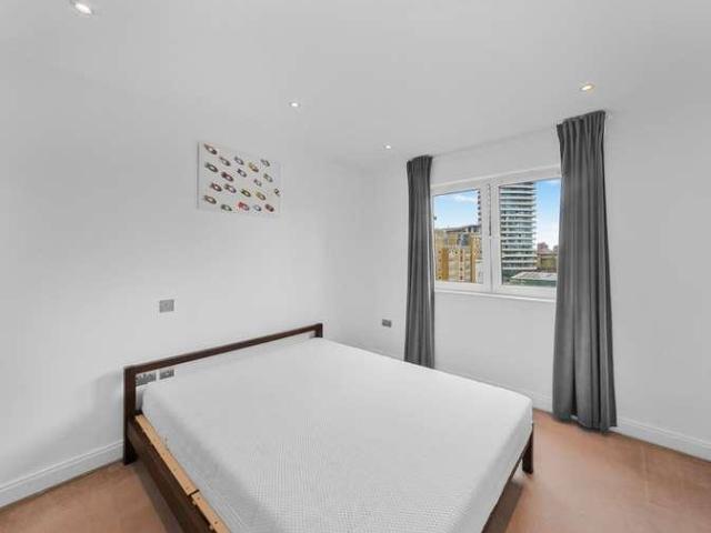 Flat for sale in Battersea, Greater London