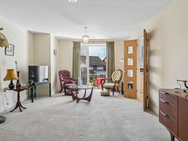 Flat for sale in Wooburn, Bourne End