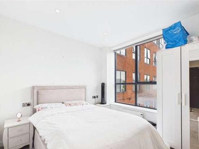Flat for sale in Heol-las, Surrey
