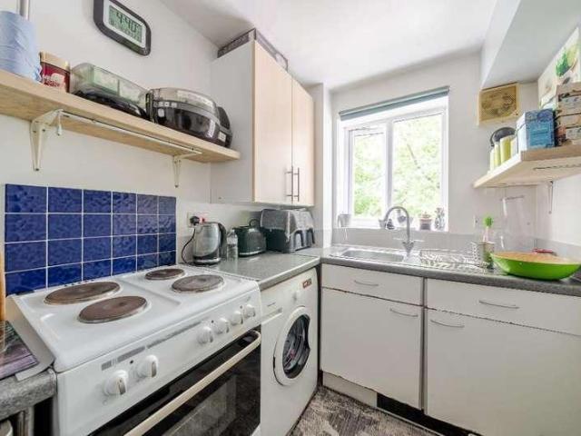 Flat for sale in Bowes, Greater London