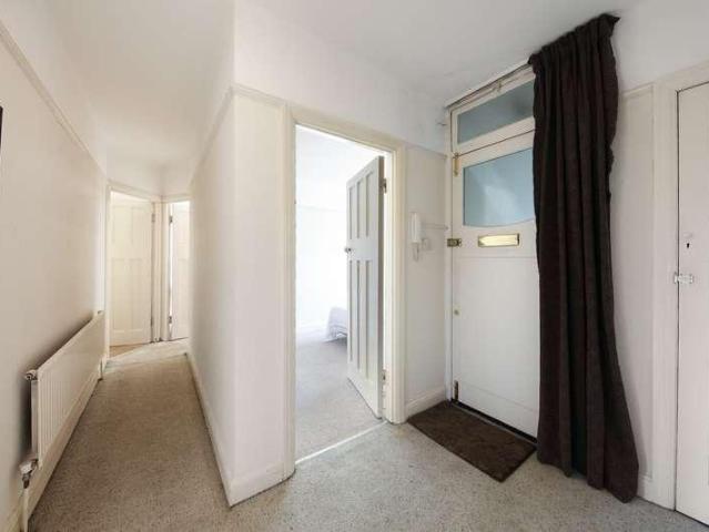 Flat for sale in London Borough of Croydon, Waddon