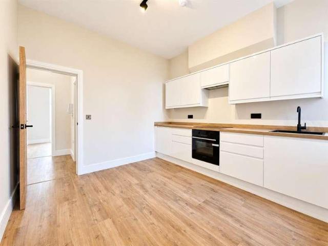 Flat for sale in Bowes Park, Greater London