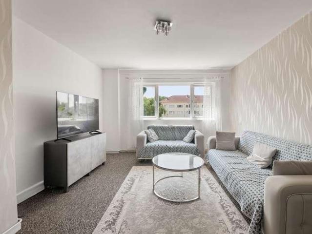 Flat for sale in London Borough of Ealing, Greater London