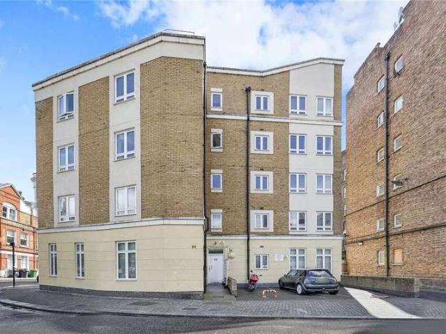 Flat for sale in Vauxhall, Greater London