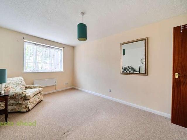 Flat for sale in London Borough of Croydon, Greater London