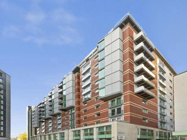 Flat for sale in Vauxhall, Greater London