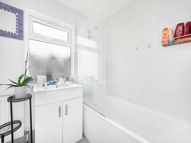 Flat for sale in Harringay, Greater London