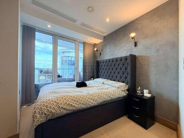 Flat for sale in Isle Of Dogs, Greater London