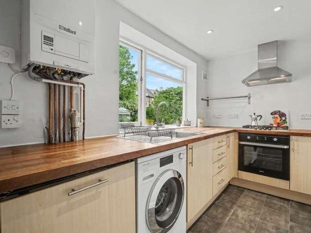 Flat for sale in Stroud Green, Greater London
