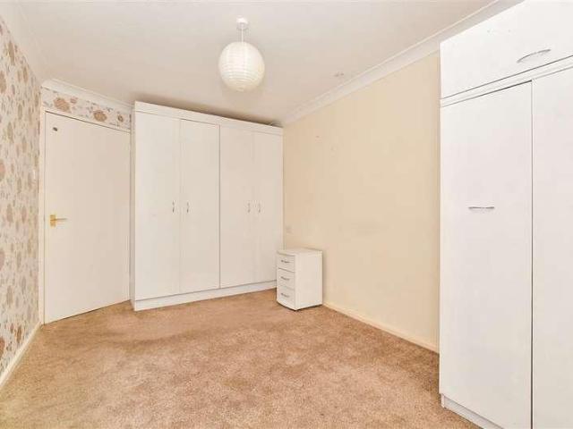 Flat for sale in Noak Hill, Noak Bridge