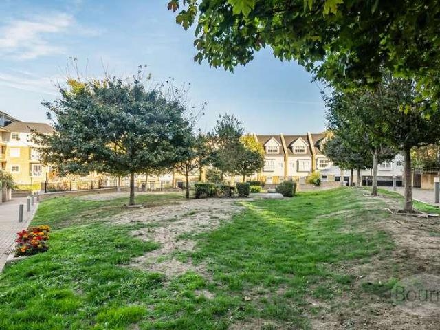 Flat for sale in Holloway Hill, Waverley