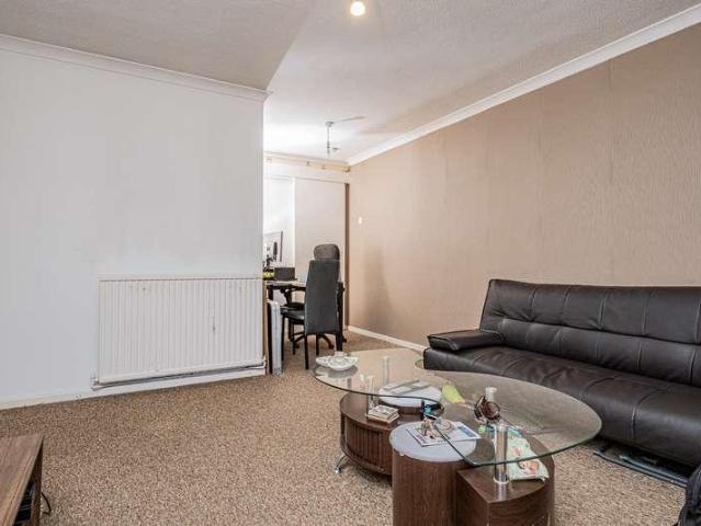 Flat for sale in Hatch End, Greater London