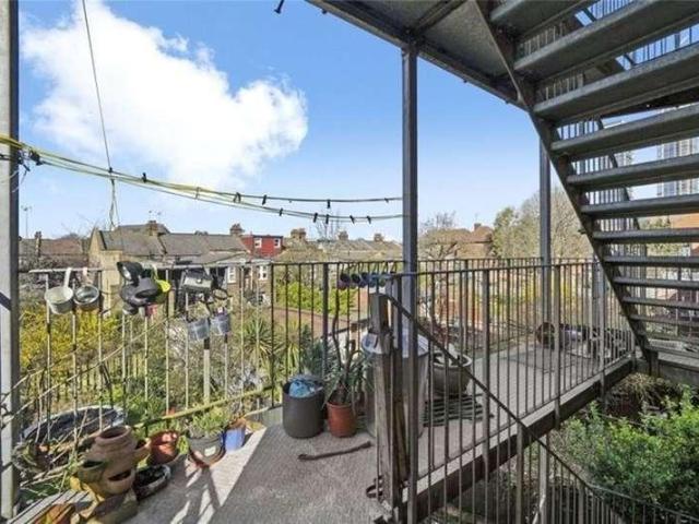 Flat for sale in London Borough of Ealing, Park Royal