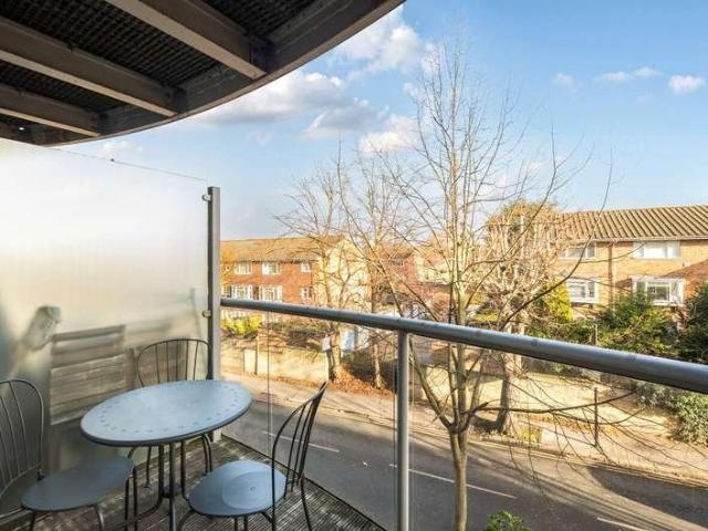 Flat for sale in London Borough of Croydon, Addiscombe