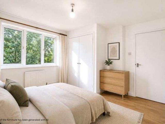 Flat for sale in Furzedown, Greater London
