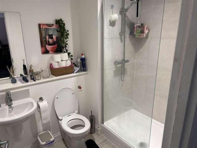 Flat for sale in Belle Isle, West Yorkshire