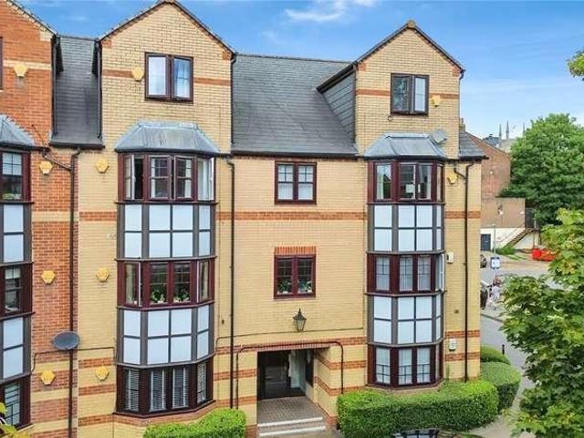 Flat for sale in Reading
