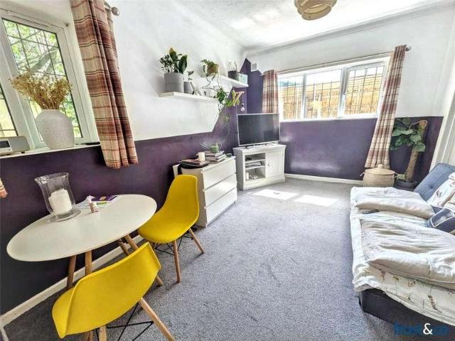 Flat for sale in Poole