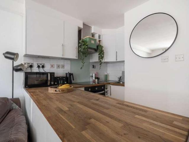 Flat for sale in Bush Hill Park, Greater London