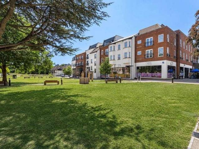 Flat for sale in Fole, Surrey