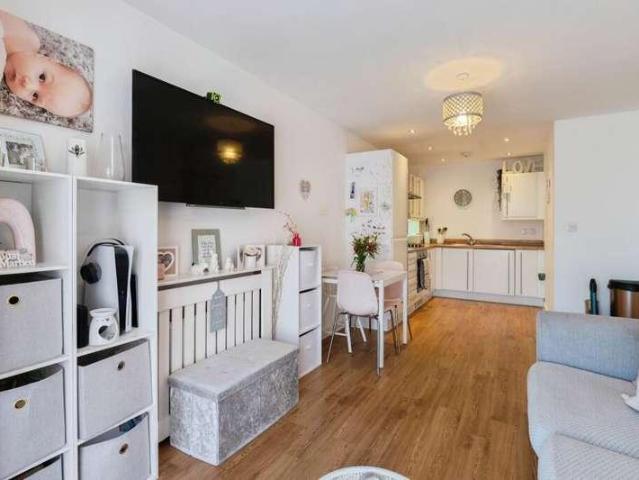 Flat for sale in Laindon, Essex