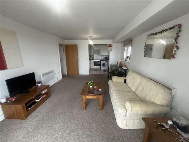 Flat for sale in London Borough of Hounslow, Feltham
