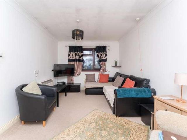 Flat for sale in Hounslow, Heston
