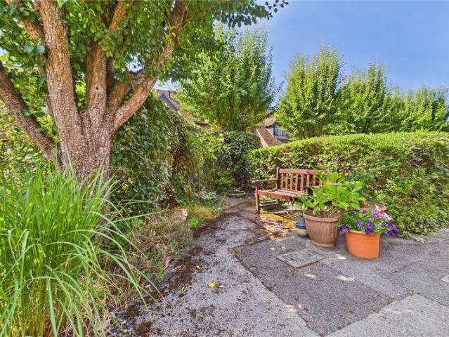 Flat for sale in Burghfield Common, West Berkshire