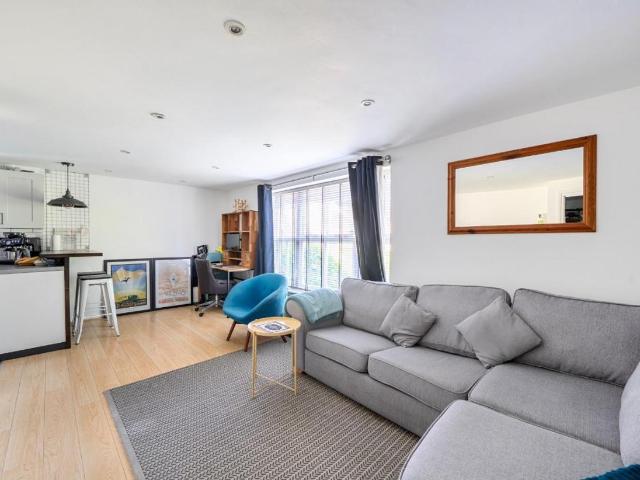 Flat for sale in Mapesbury, Greater London
