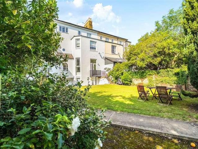Flat for sale in Surbiton, Greater London