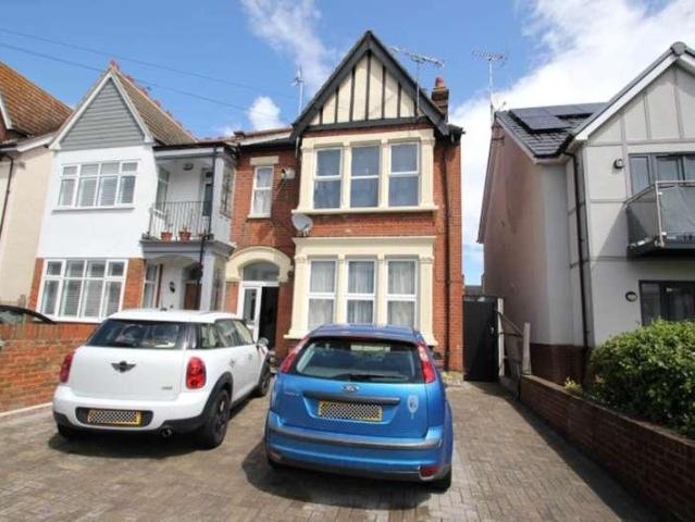 Flat for sale in Alton Barnes, Essex