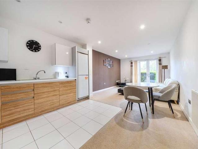 Flat for sale in London Borough of Merton, Mitcham