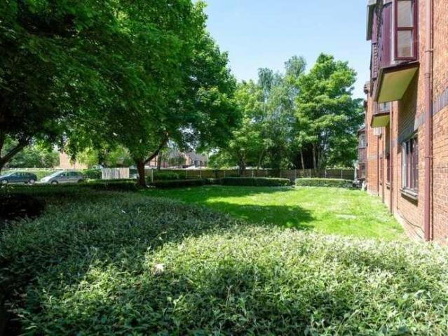 Flat for sale in Woodside, North Watford