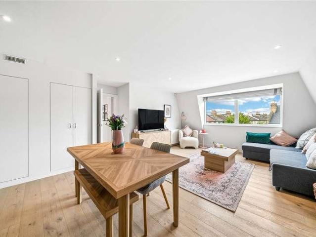 Flat for sale in Summerstown, Greater London