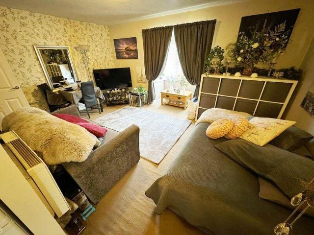 Flat for sale in London Borough of Ealing, Greater London