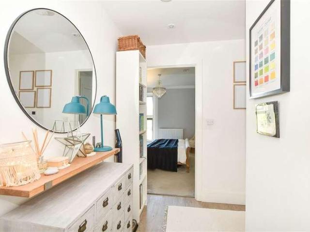 Flat for sale in Hackbridge, Greater London