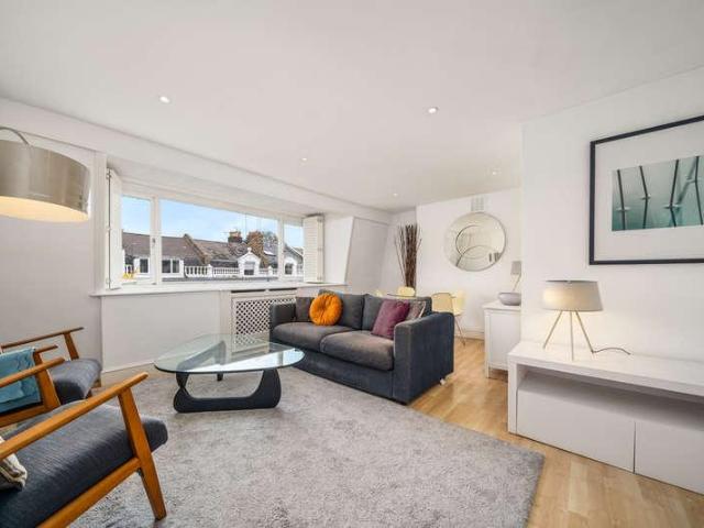 Flat for sale in Earl's Court, Greater London