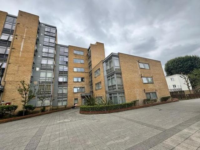 Flat for sale in Isle Of Dogs, Greater London