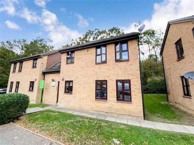 Flat for sale in Hutton Mount, Brentwood