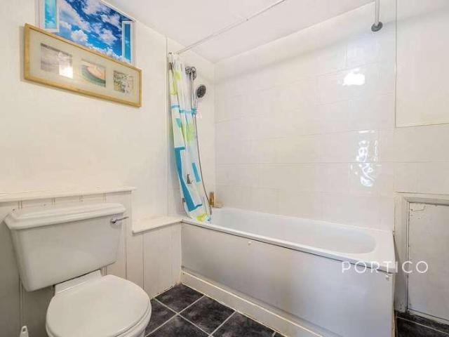 Flat for sale in Tulse Hill, Greater London