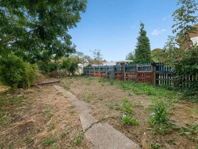 Flat for sale in London Borough of Ealing, Greenford