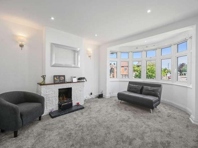 Flat for sale in Harrow Weald, Greater London