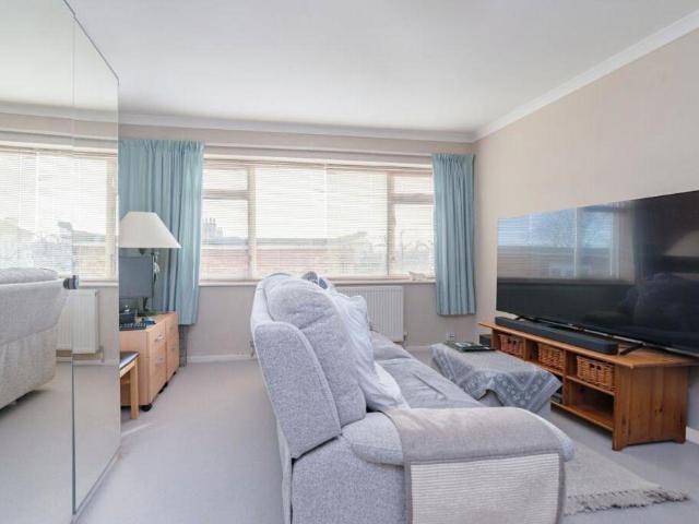Flat for sale in Brondesbury, Greater London